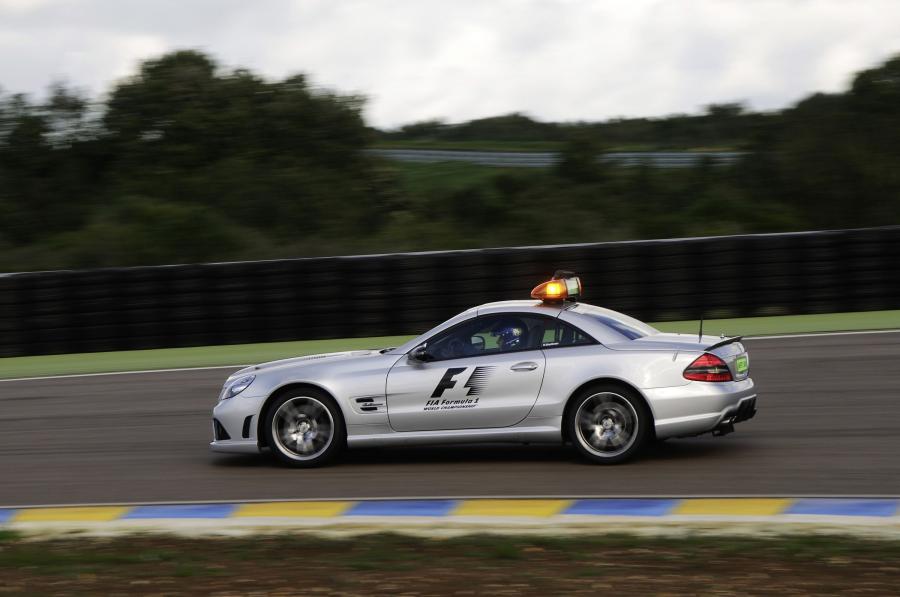  Mercedes-Benz SL63 AMG F1 Safety Car 2009 года  (фото 7 из 33)